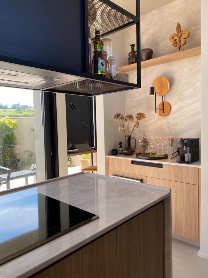 cozinha ensolarada e integrada