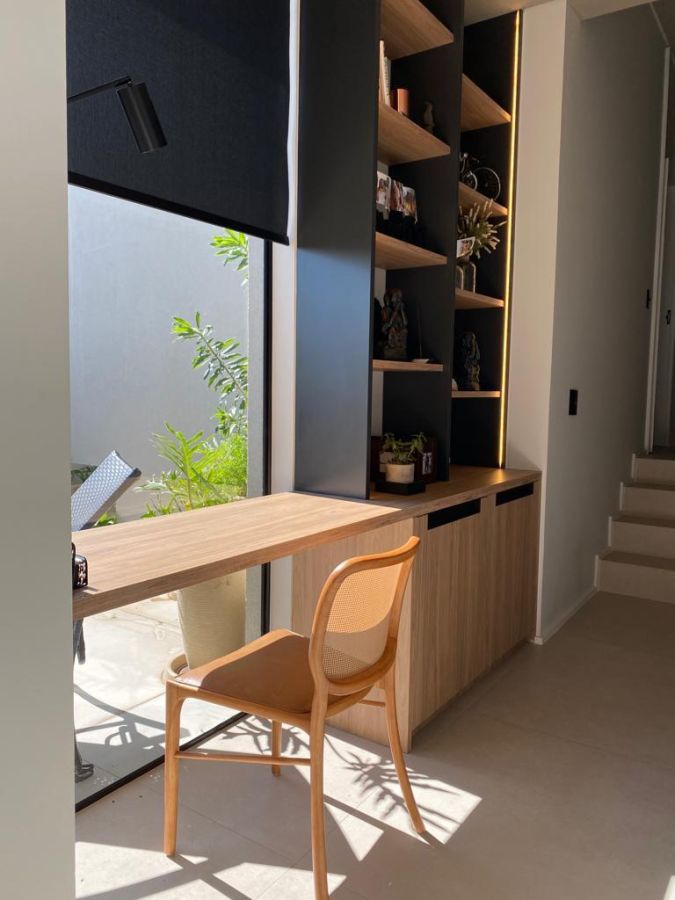 escritório integrado e iluminado