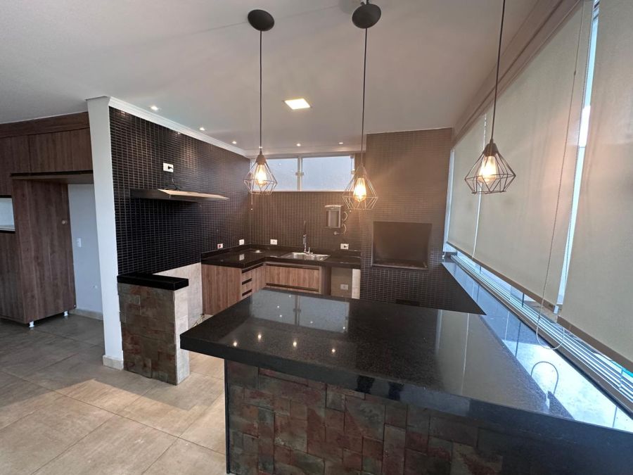 churrasqueira coberta frente a piscina